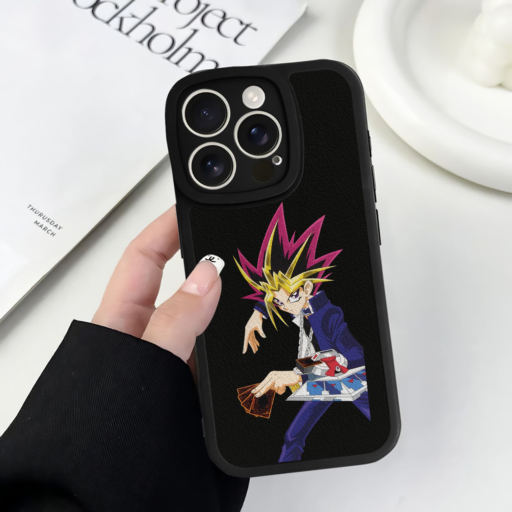 遊☆戯☆王 Yu-Gi-Oh! 【iPhone 16シリーズ対応】シリコンスマホケース（レザー調） 材質：シリコン
